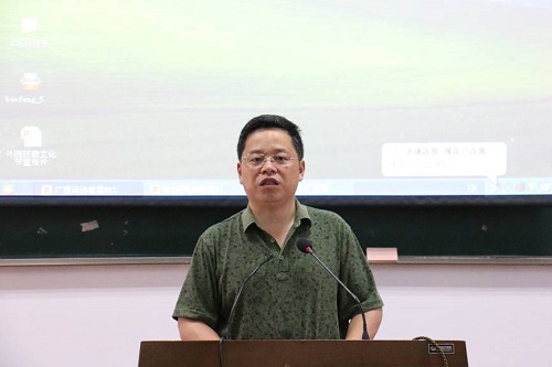 辞,广西翻译协会会长,广西民族大学外国语学院院长覃修桂教授致开幕词