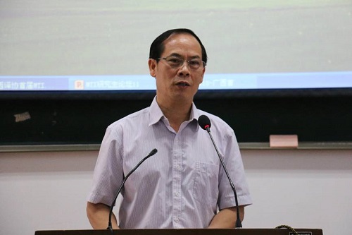 广西翻译协会会长,广西民族大学外国语学院院长覃修桂教授致开幕辞